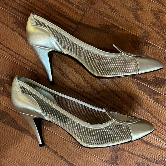 ✨Stuart Weitzman ✨STUNNING ✨ Dress Shoes Gold Metallic Sz 8 Like New! - Picture 3 of 10